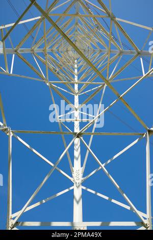 Blick von unten auf einen Hochspannungsturm in Spanien Stockfoto