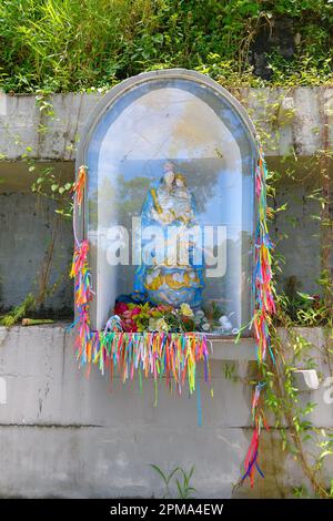 Arraial d'Ajuda, Porto Seguro, BA, Brasilien - 04. Januar 2023: Our Lady d'Ajuda die Escadaria da Santa Treppe hinunter. Stockfoto