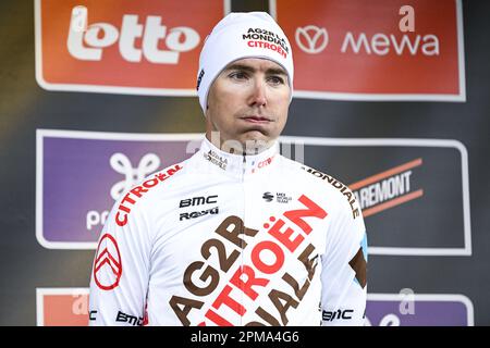 Overijse, Belgien. 12. April 2023. Französischer Benoit Cosnefroy von AG2R Citroen auf dem Podium nach dem eintägigen Radrennen der Männer „Brabantse Pijl“, 205,1km km von Leuven nach Overijse am Mittwoch, den 12. April 2023. BELGA FOTO TOM GOYVAERTS Kredit: Belga News Agency/Alamy Live News Stockfoto