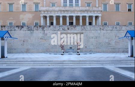 Evzone beim Wachwechsel am Grab des unbekannten Soldaten vor dem Parlament am Syntagma-Platz, Athen, Griechenland Stockfoto