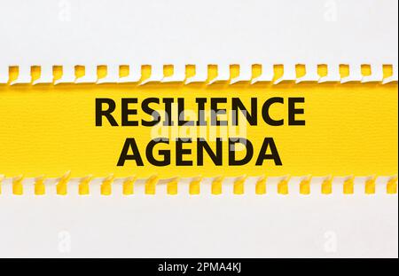 Symbol für Resilienz-Agenda. Konzeptwort „Resilience“-Agenda in Gelb- und Whitepaper. Wunderschöner gelb-weißer Hintergrund. Geschäft und Wohnraum Stockfoto