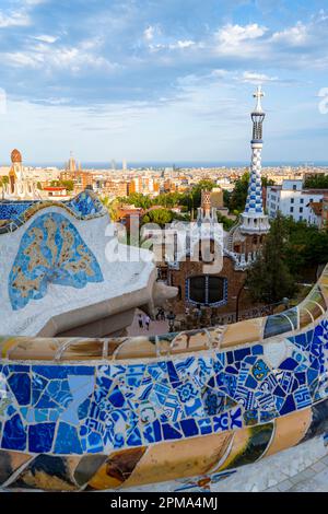 Stadtblick auf Barcelona, farbenfrohes Mosaik, Park Gueell, Park by Antoni Gaudi, Barcelona, Katalonien, Spanien Stockfoto