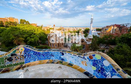 Stadtblick auf Barcelona, farbenfrohes Mosaik, Park Güell, Park by Antoni Gaudi, Barcelona, Katalonien, Spanien, Europa Stockfoto