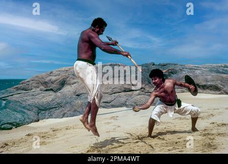 Kalari Kalaripayattu, Antiker Kampfsport, Speer- und Schildkampf in Kappad Beach, Kozhikode, Kerala, Südindien, Indien, Asien Stockfoto