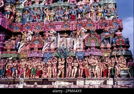 Stuckfiguren im Sarangapani Tempel Rajagopuram das Haupttor hat elf Ebenen und hat eine Höhe von 173 Fuß 53 m in Kumbakonam, Tamil Nadu Stockfoto