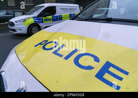 London, Vereinigtes Königreich, 11. April 2023: Polizeiautos der Metropolitan, einschließlich eines Transporters für die Forensik-Einheit, der vor der Brixton Police Station in South London geparkt ist. Anna Watson/Alamy Live News Stockfoto