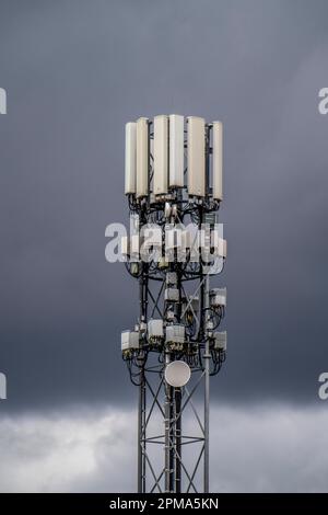 Mobiltelefonmast mit verschiedenen Antennensystemen, für Mobiltelefone und andere Telekommunikation, G5-Mobilfunkstandard, Stockfoto