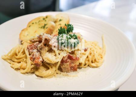 Spaghetti, Spaghetti Carbonara oder Pasta oder Pasta Carbonara und Knoblauchbrot Stockfoto