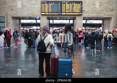 Florenz, Italien. 12. April 2023. Am 12 2023. April wird der Bahnhof Santa Maria Novella in Florenz, Italien, von Touristen besucht. Da Italien während der Osterferien eine außergewöhnliche Zahl von Touristen aus der ganzen Welt verzeichnete, sprachen die italienischen Behörden von "Übertourismus" als ein Phänomen, das Kunststädte und Naturschauplätze im Land gefährden könnte. (Foto: Elisa Gestri/Sipa USA) Kredit: SIPA USA/Alamy Live News Stockfoto