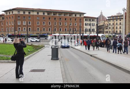 Florenz, Italien. 12. April 2023. Touristen gesehen vor dem Bahnhof Santa Maria Novella in Florenz, Italien, am 12 2023. April. Da Italien während der Osterferien eine außergewöhnliche Zahl von Touristen aus der ganzen Welt verzeichnete, sprachen die italienischen Behörden von "Übertourismus" als ein Phänomen, das Kunststädte und Naturschauplätze im Land gefährden könnte. (Foto: Elisa Gestri/Sipa USA) Kredit: SIPA USA/Alamy Live News Stockfoto