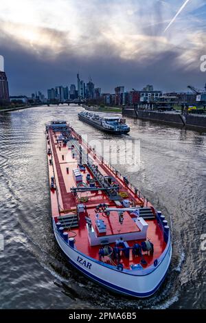 Skyline von Frankfurt am Main, Wolkenkratzer, Geschäfts- und Bankenviertel im Stadtzentrum, Frachtschiff, Tanker, am Main, Hessen, Deutschland, Stockfoto