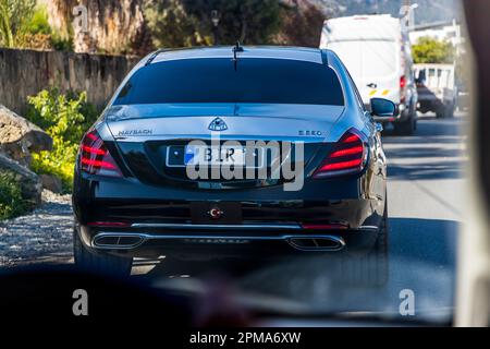 Das Auto mit dem gefälschten nordzyprischen Nummernschild (mit der Übersetzung aus Türkisch: Eins) wird verdächtigt, einem einflussreichen Mitglied der Unterwelt in Zypern zu gehören Stockfoto