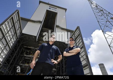 Cayenne, Frankreich. 12. April 2023. Thomas Pesquet und Matthias Maurer posieren für den Fotografen bei einem königlichen Besuch des Guayana Space Centre in Kourou, Französisch-Guayana, Frankreich, am Mittwoch, den 12. April 2023. Am Donnerstag soll die ESA-Forschungsmission „Juice“ vom europäischen Weltraumhafen in Kourou starten. BELGA FOTO ERIC LALMAND Kredit: Belga News Agency/Alamy Live News Stockfoto