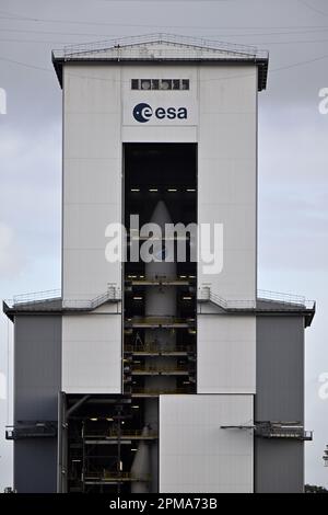 Cayenne, Frankreich. 12. April 2023. Abbildung zeigt eine Testnachbildung des Ariane 6 Raumstartsystems bei einem königlichen Besuch des Guayana Space Centre in Kourou, Französisch-Guayana, Frankreich am Mittwoch, den 12. April 2023. Am Donnerstag soll die ESA-Forschungsmission „Juice“ vom europäischen Weltraumhafen in Kourou starten. BELGA FOTO ERIC LALMAND Kredit: Belga News Agency/Alamy Live News Stockfoto