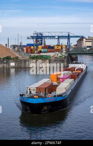 Der Containerfrachter Aarburg, der das Containerterminal im Frankfurter Osthafen verlässt, gehört der Contargo Rhein-Main GmbH, Hessen, Deutschland, Stockfoto