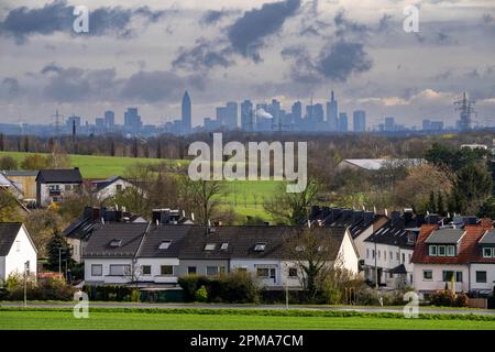 Blick vom Dorf Weilbach, einem Stadtteil Flörsheim am Main im Stadtteil Main-Taunus in Südhessen, auf die Skyline von Frankfurt am Main, Stockfoto