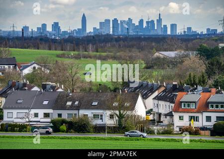 Blick vom Dorf Weilbach, einem Stadtteil Flörsheim am Main im Stadtteil Main-Taunus in Südhessen, auf die Skyline von Frankfurt am Main, Stockfoto