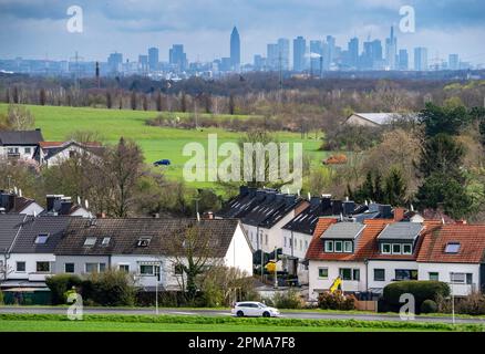 Blick vom Dorf Weilbach, einem Stadtteil Flörsheim am Main im Stadtteil Main-Taunus in Südhessen, auf die Skyline von Frankfurt am Main, Stockfoto