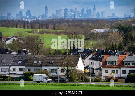 Blick vom Dorf Weilbach, einem Stadtteil Flörsheim am Main im Stadtteil Main-Taunus in Südhessen, auf die Skyline von Frankfurt am Main, Stockfoto