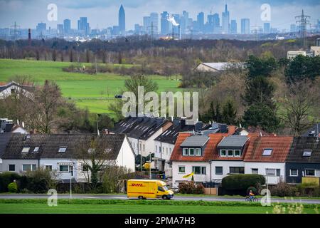 Blick vom Dorf Weilbach, einem Stadtteil Flörsheim am Main im Stadtteil Main-Taunus in Südhessen, auf die Skyline von Frankfurt am Main, Stockfoto