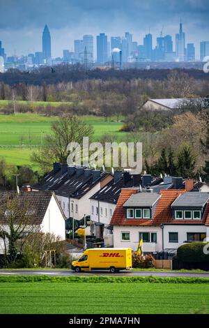 Blick vom Dorf Weilbach, einem Stadtteil Flörsheim am Main im Stadtteil Main-Taunus in Südhessen, auf die Skyline von Frankfurt am Main, Stockfoto