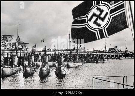 1940er WW2 Nazi-deutscher U-Boot-Kugelschreiber mit der Kriegsmarine-Flagge von Nazi-Deutschland, in der das Swastika-Emblem im Vordergrund liegt. Diese Flagge diente vom 7. November 1935 bis zum 8. Mai 1945 als Fähnrich des Krieges an Bord aller deutscher Kriegsschiffe der Nazis. Es wurde im Hafen und auf See vom Flagstaff oder vom Masten geflogen. Reichskriegsflagge. 2. Weltkrieg 2. Weltkrieg Stockfoto