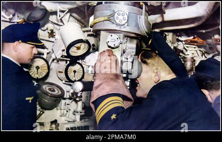 U-BOOT WW2 Nazi-U-Boot im Angriffsmodus mit Periskop nach oben Seltenes Farbbild Interieur-Action-Bild Zweiter Weltkrieg: Deutsche Aktivitäten. Ein deutsches U-Boot greift an. Der Commander positioniert das Periskop für den Angriff 1940er WW2. Weltkrieg 2. Weltkrieg Schlacht der Kriegsmarinischen Marine Stockfoto