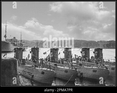 U-Boot Pen 1940er mit WW2 deutschen Kriegsmarine-U-Booten Unterseeboote U-Boote Fotos von U-Booten aus dem Zweiten Weltkrieg (Deutsch: Unterseeboote, U-Boote, Uboote) von Nazideutschland unter Kriegsmarine-Flagge, die sich auf das Meer vorbereitet Stockfoto