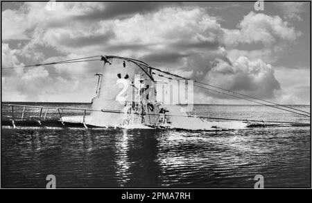 Das U-BOOT WW2 bricht auf, bis zur Oberfläche des Meeres, mit dem Steuerturm von Nazideutschland Kriegsmarine Navy Unterseeboat U Boote, mit dem Kennzeichen Nr. 2 an der Seite des Turms, in dramatischem Licht. Das deutsche U-Boot U-2 aus dem Zweiten Weltkrieg war ein U-Boot vom Typ IIA der Kriegsmarine von Nazi-Deutschland. Ihr Kiel wurde am 11. Februar 1935 von den Deutschen Werken von Kiel als Werft Nr. 237 niedergelegt; sie wurde am 1. Juli gestartet und am 25. Juli 1935 in Auftrag gegeben, wobei Oberleutnant zur See Hermann Michahelles das Kommando hatte. 1944 gesunken ohne registrierte alliierte Schiffe gesunken zu haben. Stockfoto