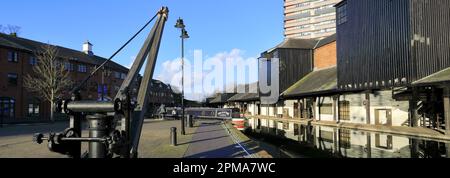 Schmalboote, die im Canal Basin am Coventry Canal, Coventry City, Warwickshire, England, Großbritannien, festgemacht sind Stockfoto