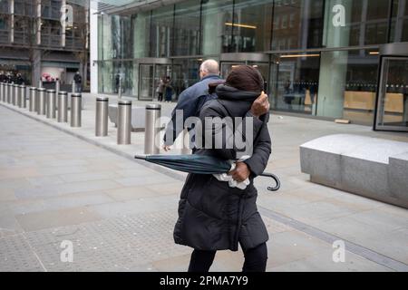 Die Londoner kämpfen mit starkem Wind und Regen, während Storm Noah am 12. April 2023 in London, England, in der Hauptstadt London, im Finanzviertel der Hauptstadt, die Hauptstadt erreicht. Stockfoto