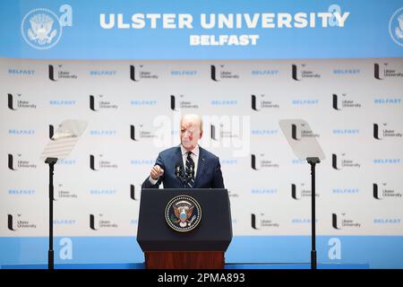 Belfast, Nordirland. 12. April 2023. USA Präsident Joe Biden hält am 12. April 2023 eine Rede an der Ulster University in Belfast, Nordirland. Der Besuch von Präsident Biden begeht den 25. Jahrestag des Karfreitagsabkommens, des Friedensabkommens, mit dem der drei Jahrzehnte währende Konflikt in Nordirland beendet wurde. Foto: Ulster University/UPI Credit: UPI/Alamy Live News Stockfoto