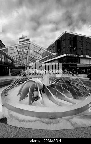 Wasserfontänen im Stadtzentrum von Coventry, West Midlands, Warwickshire, England, Großbritannien Stockfoto