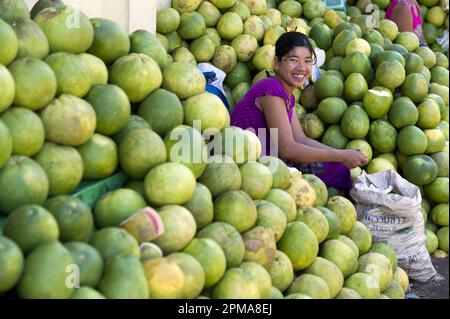 MYANMAR (EHEMALS BIRMA). KYAIKTIYO. STATE MON. GRAPEFRUITVERKÄUFERIN Stockfoto