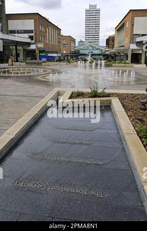 Wasserfontänen im Stadtzentrum von Coventry, West Midlands, Warwickshire, England, Großbritannien Stockfoto