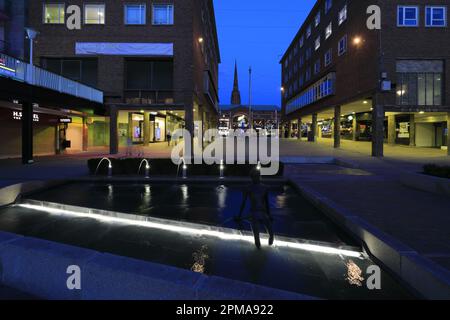 Wasserfontänen in der Abenddämmerung im Stadtzentrum von Coventry, West Midlands, Warwickshire, England, Großbritannien Stockfoto