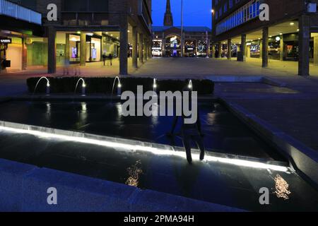 Wasserfontänen in der Abenddämmerung im Stadtzentrum von Coventry, West Midlands, Warwickshire, England, Großbritannien Stockfoto