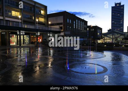 Wasserfontänen in der Abenddämmerung im Stadtzentrum von Coventry, West Midlands, Warwickshire, England, Großbritannien Stockfoto