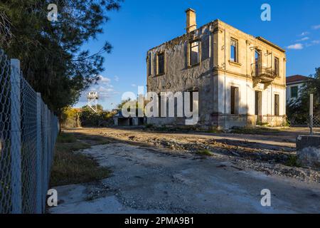 Ruine in der Pufferzone der Stadt Nikosia, Zypern Stockfoto