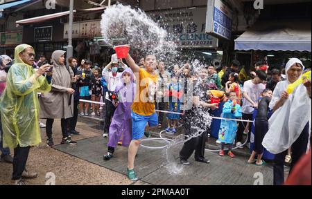 Während des Songkran Festivals in Kowloon City spritzen Menschen Wasser. 09APR23 SCMP/Sam Tsang Stockfoto