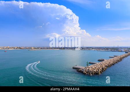 Panoramablick auf den Hafen von Bari in Apulien, Italien. Stockfoto