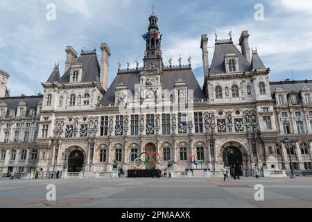 Blick auf das Gebäude Hôtel de Ville mit den Olympischen Ringen vorne in Paris. Stockfoto