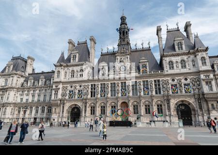 Blick auf das Gebäude Hôtel de Ville mit den Olympischen Ringen vorne in Paris. Stockfoto