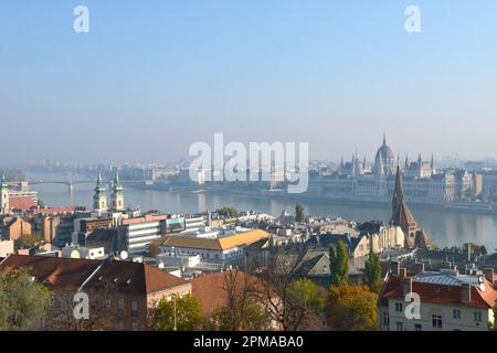 Blick vom Budaer Schloss in Budapest aus aus aus dem hohen Winkel auf das ungarische parlament und die Margaretenbrücke über die Donau. Stockfoto