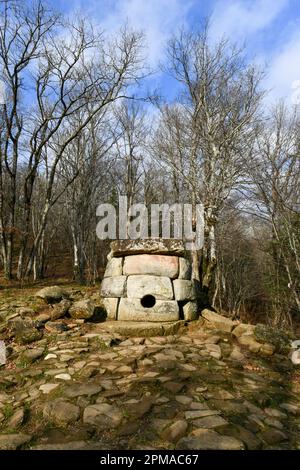 Stadtteil Gelendzhik, alte Dolmen im Tal des Flusses Zhane. Stockfoto