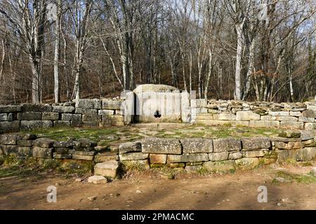 Stadtteil Gelendzhik, alte Dolmen im Tal des Flusses Zhane. Stockfoto