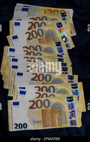 200-Euro-Banknoten euro-Wechselgeld auf schwarzem Hintergrund isoliert zweihundert Euro nahe an modernen, hochwertigen Sofortausdrucken von Aktien Stockfoto