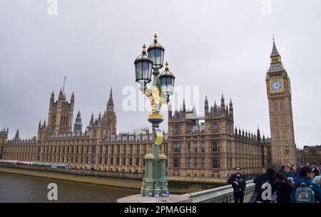 London, Großbritannien. 12. April 2023. Allgemeiner Blick auf die Houses of Parliament und Big Ben an einem bedeckten Tag. (Kreditbild: © Vuk Valcic/SOPA Images via ZUMA Press Wire) NUR REDAKTIONELLE VERWENDUNG! Nicht für den kommerziellen GEBRAUCH! Stockfoto