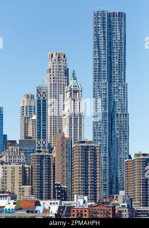 Berühmte Architekten dominieren: Robert A.M. Stern's 30 Park Place, Cass Gilbert's Woolworth Building, Frank Gehry's 8 Spruce Street, in Lower Manhattan. Stockfoto