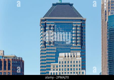 Der aus Glas und Stein bestehende Turm 60 Wall Street ragt über der 120 Wall Street im Financial District Manhattans, vom Brooklyn Bridge Park aus gesehen. Stockfoto